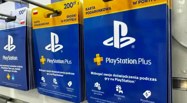 Karty podarunkowe PlayStation Plus, idealne na kwiecień. Dostępne w nominałach 100 zł i 200 zł, oferują środki do portfela PlayStation.