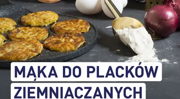Złociste placki ziemniaczane na patelni, obok jajka, cebula i miarka mąki. Jaka mąka do placków ziemniaczanych?