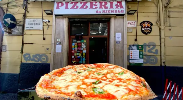 La Pizzeria da Michele a Napoli, con la sua iconica pizza margherita in primo piano.