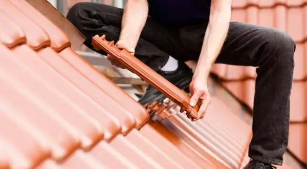 Dachówka ceramiczna układana na dachu o odpowiednim kącie nachylenia dachu.