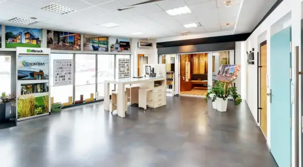 Nowoczesny salon z oknami i drzwiami, ekspozycja produktów, zdjęcia domów.