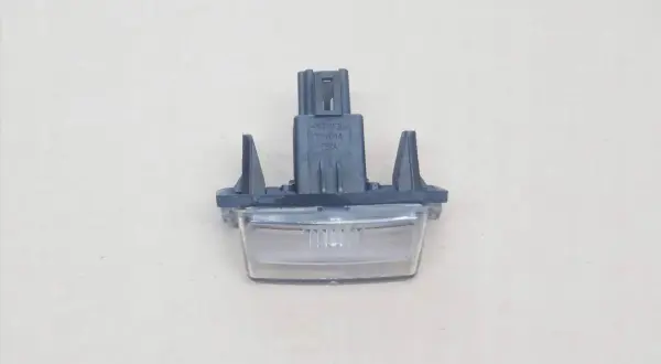 Lampa tablicy rejestracyjnej do Toyota Verso, niezbędna do wymiany żarówki.