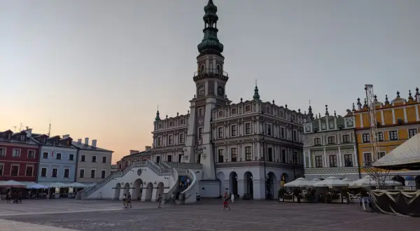 Rynek w Zamościu, z Ratuszem i kolorowymi kamieniczkami, tętni życiem. Spacerując po nim, czujesz atmosferę miasta, jakbyś podróżował przez Chełm i Krasnystaw.