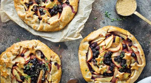 Tre gallette dolci con mele e mirtilli, perfette per una ricetta facile e golosa.