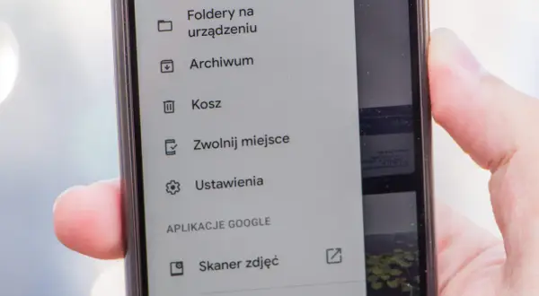 Menu telefonu z opcją "Kosz" na wiadomości SMS. Dostępne też foldery, archiwum i ustawienia.