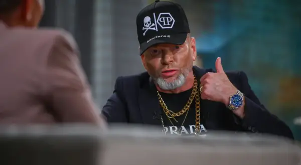 Rutkowski w czapce z czaszką i łańcuchami, z nową fryzurą, pokazuje kciuk w górę.