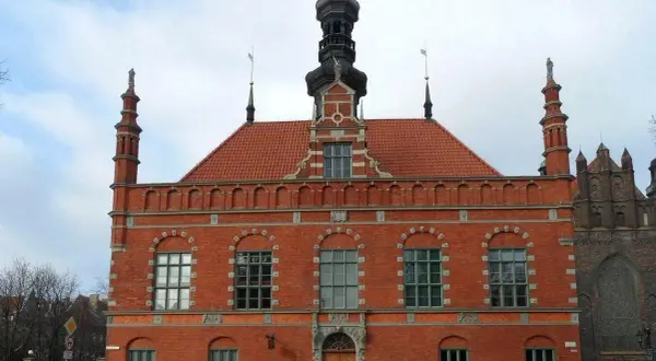 Wspaniała ceglana fasada, wieża i detale architektoniczne świadczą o tym, że to najstarszy budynek w Gdańsku.