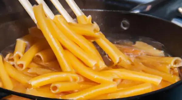 Jak podgrzać makaron z sosem, aby nie stracił smaku i konsystencji? Proste metody