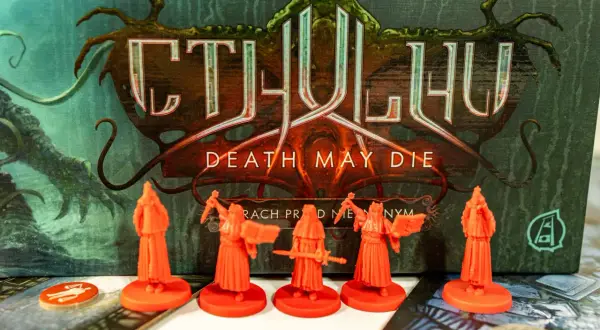 Figurki bohaterów gry planszowej Cthulhu: Death May Die, gotowe do walki z mrocznymi siłami.