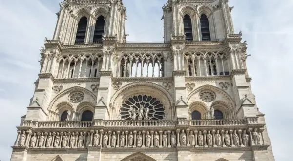 Die beeindruckende Fassade von Notre Dame mit ihren Türmen und Skulpturen. Bald kann man Notre Dame wieder besuchen.