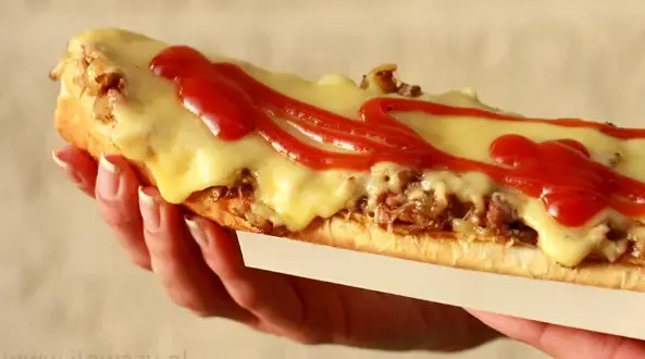 Zapiekanka z pieczarkami i serem: ile ma kcal? Sprawdź!