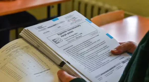 Stos arkuszy egzaminacyjnych z języka polskiego na egzaminie ósmoklasisty.