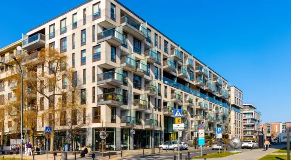 Nowoczesne apartamentowce we Wrocławiu, z licznymi balkonami, odzwierciedlają aktualne ceny mieszkań we Wrocławiu.