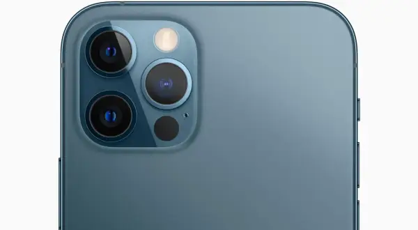 Zbliżenie na moduł aparatów iPhone'a. Chcesz wiedzieć, jak zdjąć szybkę z aparatu iPhone? Ten widok pokazuje, jak wygląda moduł aparatu.