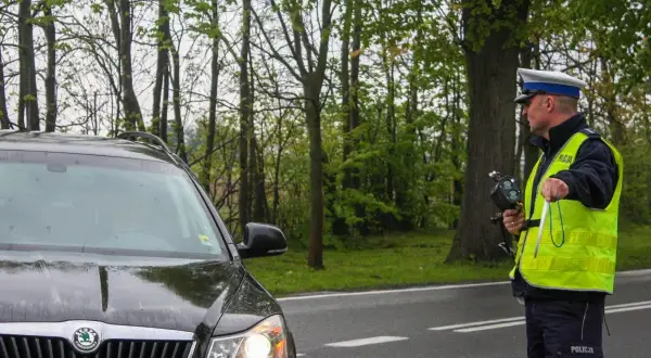 Policjant z radarem zatrzymuje auto. Jak się bronić przed mandatem z art. 97 k.w.?
