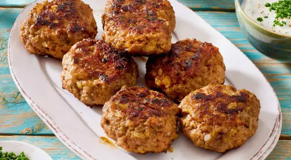 Saftige Buletten, perfekt gebraten, liegen auf einem Teller. Ein einfaches Buletten Rezept für den Genuss.