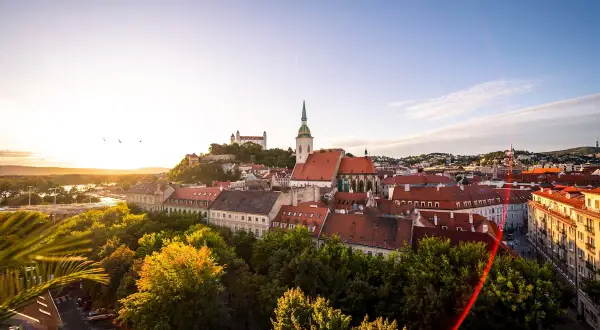 Sonnenuntergang über Bratislava: Burg, Martinsdom und rote Dächer. Entdecken Sie Bratislava Geheimtipps in dieser malerischen Aussicht.