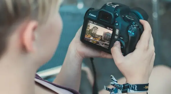Canon EOS R8 – twoja przepustka do świata profesjonalnej fotografii i filmu