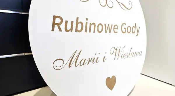 Okrągły topper na tort z napisem "Rubinowe Gody Marii i Wiesława" i cyfrą 40. Idealny pomysł, jak udekorować tort na 40 rocznicę ślubu.