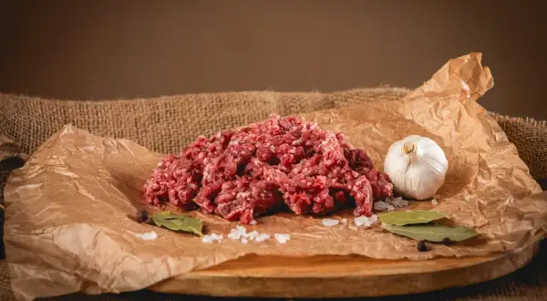 Mielone mięso na burgery, czosnek, liście laurowe i sól. Idealne składniki, by zrobić pyszne burgery.