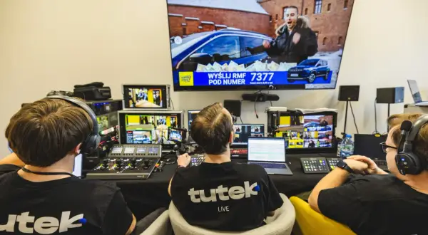 Trwa praca nad transmisją na żywo. Na ekranie widać informację o loterii RMF o której godzinie można wysłać SMS.