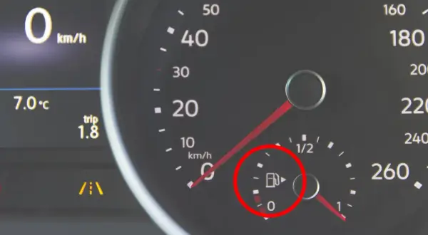 Bränslemätaren visar att det är låg nivå i en diesel B7 personbil. Hastighetsmätaren visar 0 km/h.