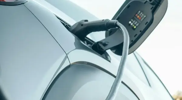 Ladda elbilen hemma då blir det dyrt. Laddkabeln ansluten till en elbil, med laddningsindikatorer synliga.