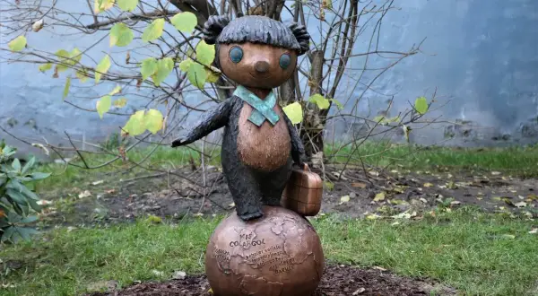 Pomnik Misia Uszatka, bohatera serialu, stoi na kuli ziemskiej z walizką w łapce, gotów do podróży.
