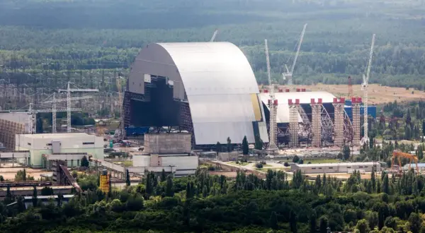 Nowy sarkofag nad Czarnobylską Elektrownią Atomową. Pytanie, czy reaktor w Czarnobylu jest aktywny, pozostaje w sferze historii, ale budowa zabezpieczeń trwa.