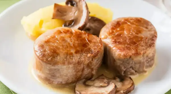 Polędwica wołowa z pieczarkami i puree ziemniaczanym. Idealny przepis na wykwintny obiad.
