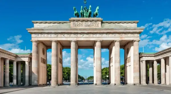 Das Brandenburger Tor mit Quadriga unter blauem Himmel.