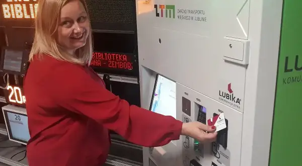 Kobieta kupuje bilet 15 minutowy w automacie LTM w Lublinie.