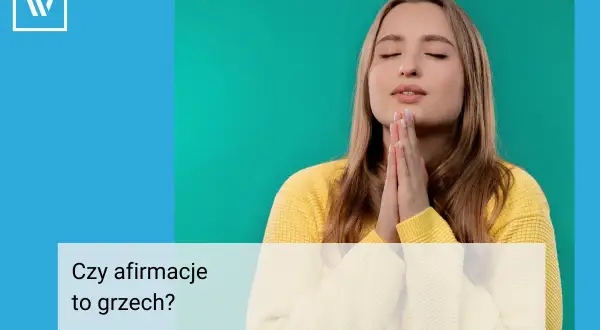 Kobieta z zamkniętymi oczami, dłonie złożone do modlitwy. Czy afirmacje to grzech? Pytanie w tekście.