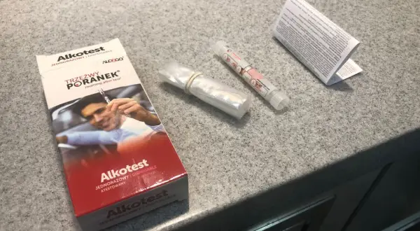 Pudełko alkomatu jednorazowego i dwa testy na blacie.
