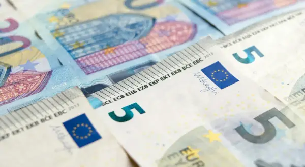 Zbliżenie na banknoty euro o nominałach 5 i 20.