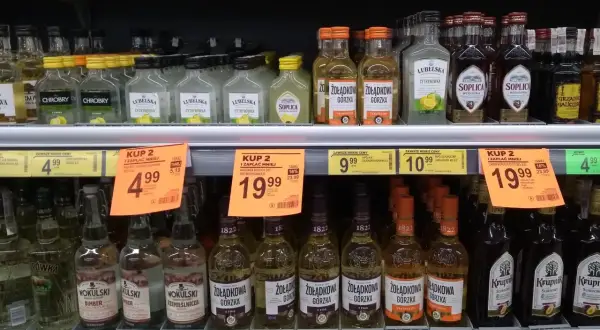 Półka z małpkami wódki: Żołądkowa Gorzka, Soplica Wiśniowa, Lubelska Cytrynowa i inne.