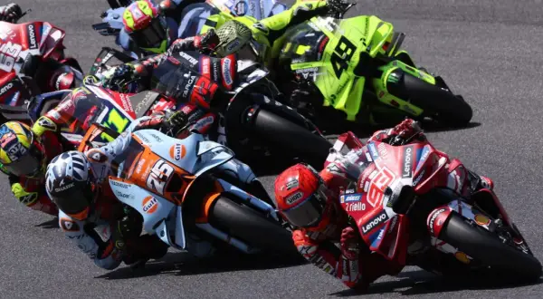 Motociclistas en plena carrera en Mugello, ¡los horarios de MotoGP son emocionantes!