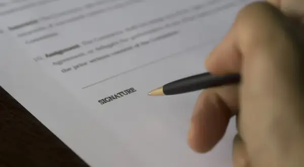 Firma su documento, un passo importante pre delibera mutuo.