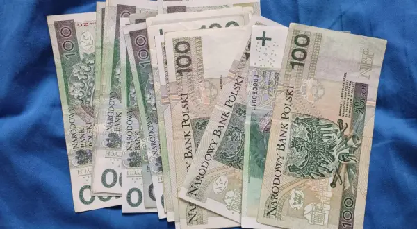 Stos stu-złotowych banknotów. Zastanawiasz się, ile można przelać z konta dziecka?