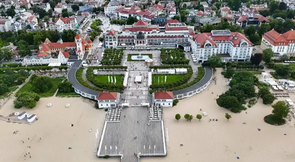 Vy över Sopot beach med sin berömda pir, fontän och omgivande arkitektur.