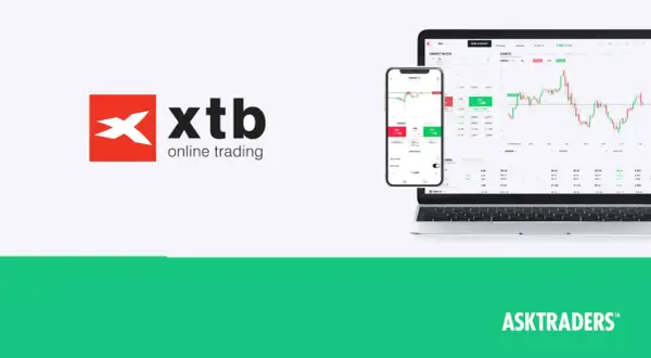 Logo XTB i ekrany laptopa i telefonu z wykresem giełdowym pokazują, na czym zarabia XTB – na handlu online.