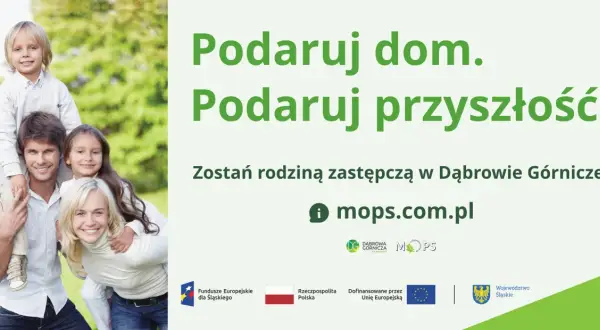 Szczęśliwa rodzina na tle zieleni. Zachęta do zostania rodziną zastępczą w Dąbrowie Górniczej, informacja o mops.com.pl.