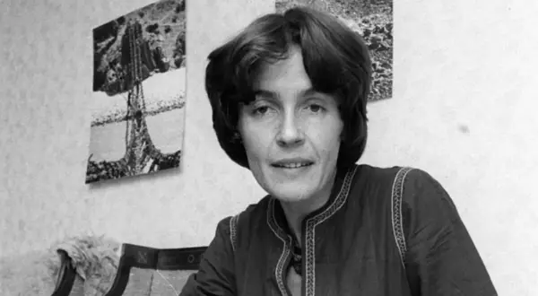 Polska alpinistka Wanda Rutkiewicz na zdjęciu. W tle widoczne obrazy z górskim krajobrazem.