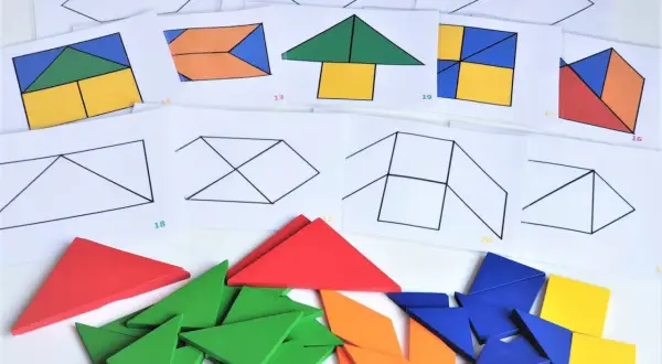Kolorowe klocki tangram i karty z różnymi tangram wzory do układania.