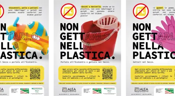 Tre poster informativi sulle corrette divisioni raccolta differenziata: giocattoli, secchi e guanti non vanno nella plastica.