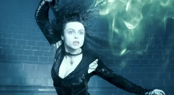 Helena Bonham Carter w filmach jako Bellatrix Lestrange, rzuca zaklęcie.