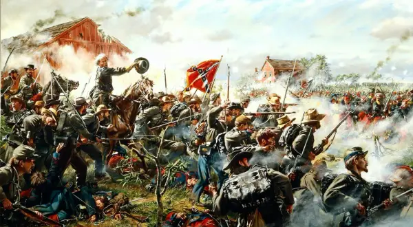 Intens strid under slaget vid Gettysburg. Soldater i uniformer kämpar med gevär och bajonetter, medan rök och damm fyller luften. En officer på häst höjer sin hatt.