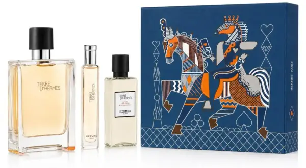 Zestaw kosmetyków Terre d'Hermès 100ml z eleganckim pudełkiem ozdobionym motywem konia i kart.