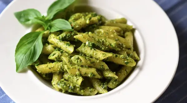 Penne z aromatycznym pesto bazyliowym, idealne danie, gdy zastanawiasz się, co zrobić z pesto.