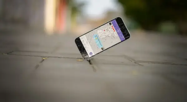 Rozbity telefon leży na chodniku. Wypalony ekran pokazuje ostatnią rozmowę: "Czy właśnie zerwałaś ze mną?".